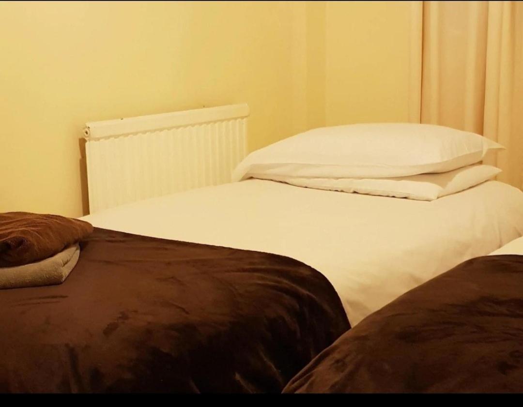 The Bull Hotel Downton  Bagian luar foto