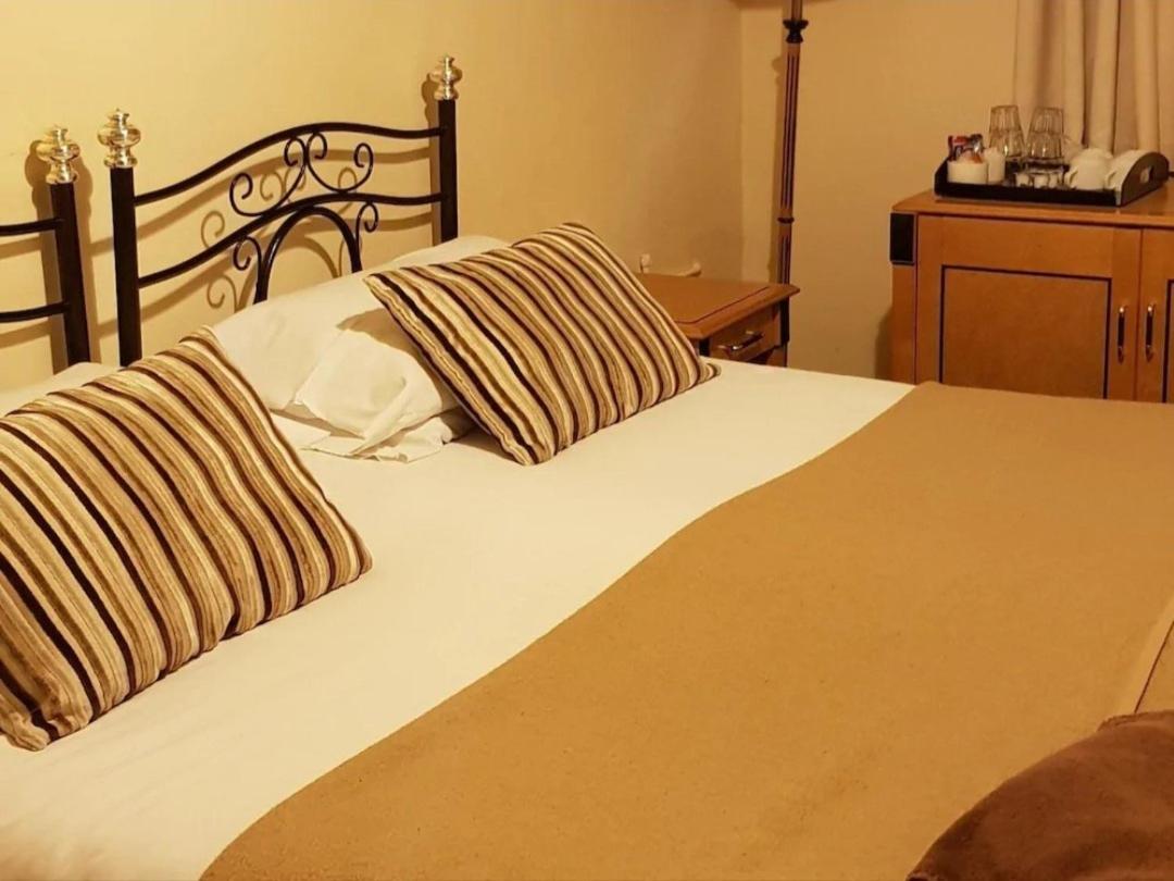The Bull Hotel Downton  Bagian luar foto